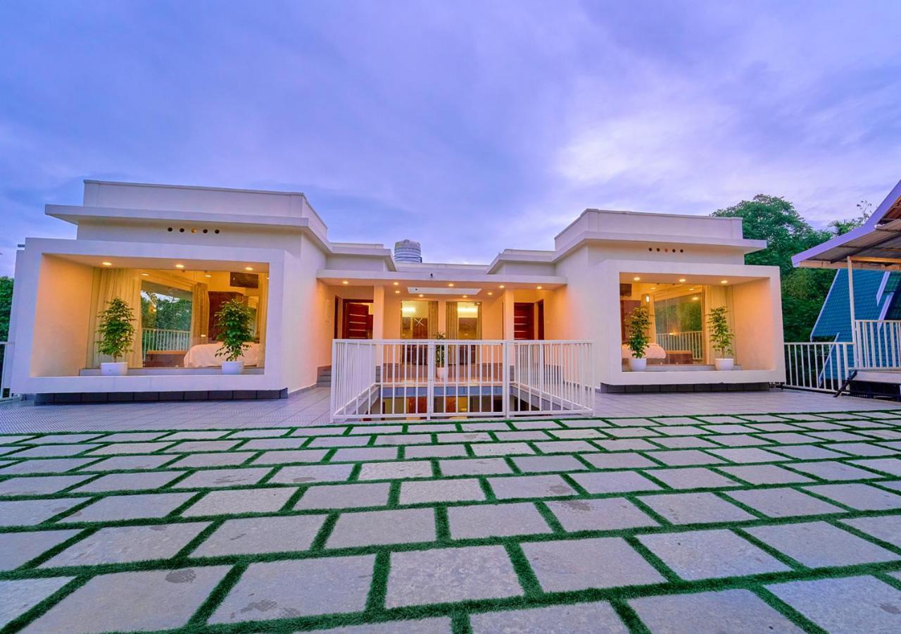 Glen Castle Vagamon Pool Resort By Voye Homes Exterior photo